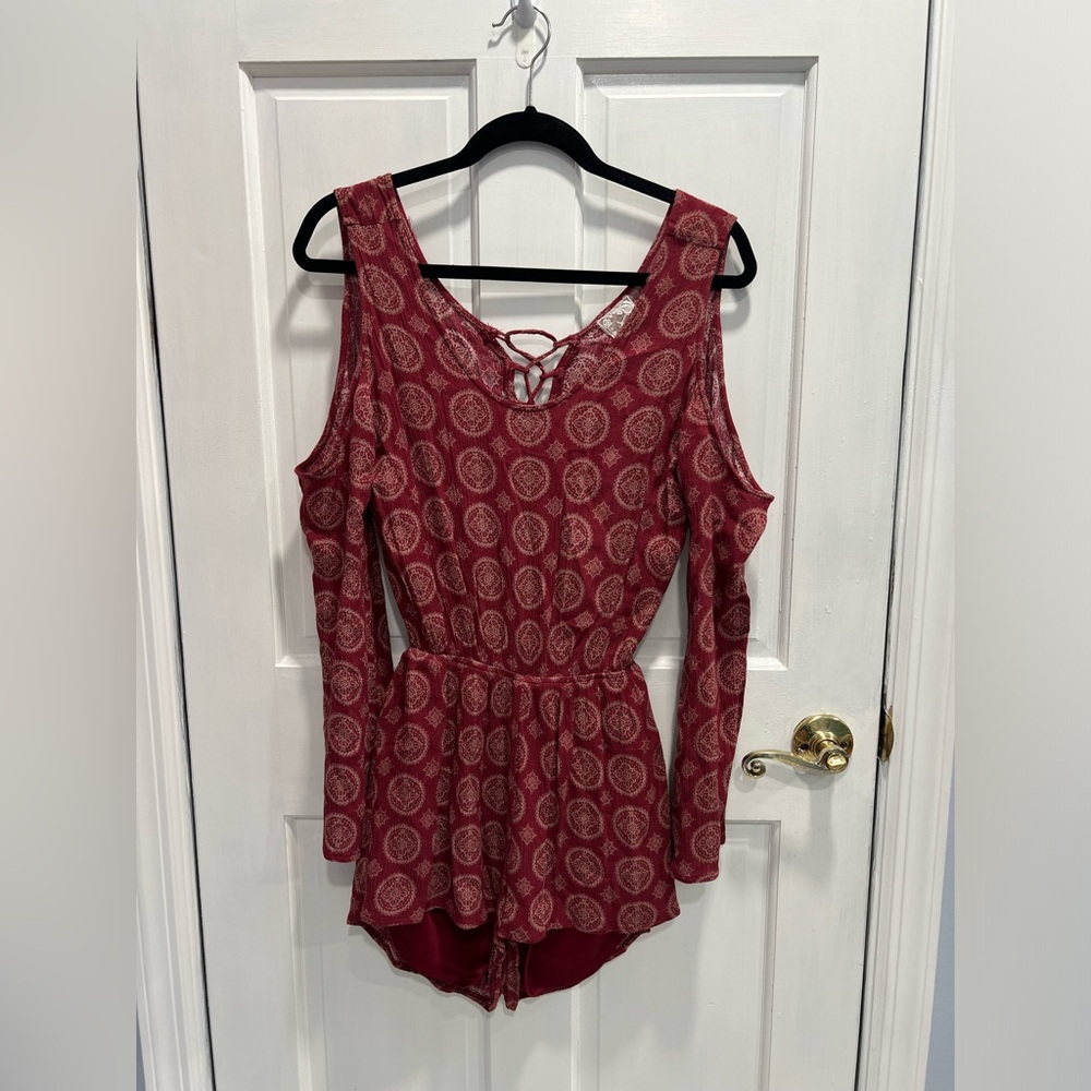 SADIE & SAGE Cold Shoulder Maroon Mandala Long Sleeve Tie Back Romper SIZE SMALL